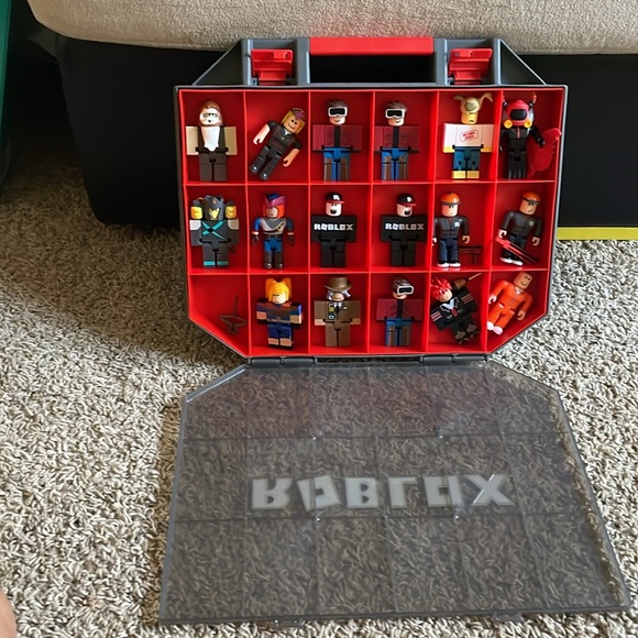 Roblox Action Figure Carrying Case with some Roblox Characters. - Picture 3 of 14